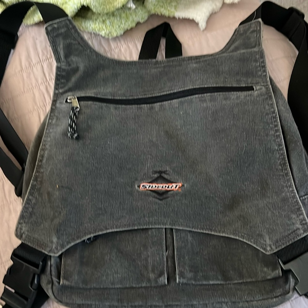 A medium size SIDEOUT backpack for Men or Women
